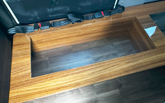 キャンピングカー ベッド下収納