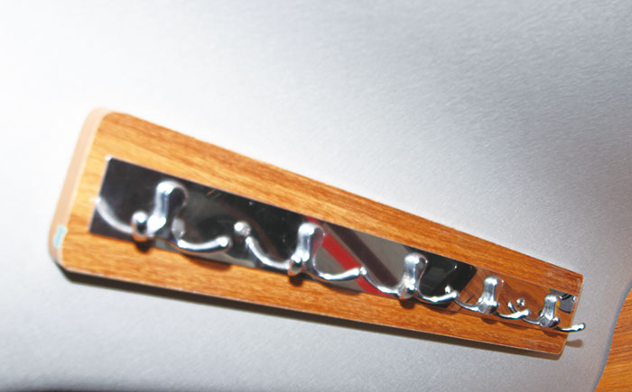 コンパクトキャンピングカー ハンガーフック