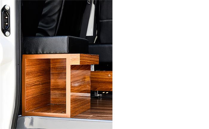 キャンピングカー 靴箱